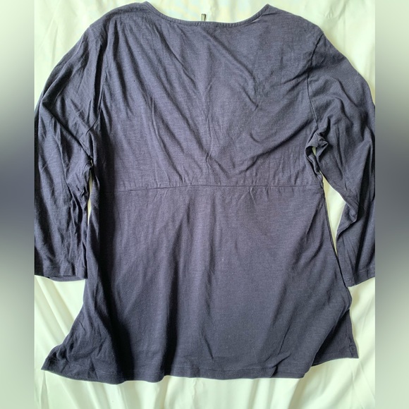 DAISY FUENTES | Navy blue v-neck long sleeve top, large with rouching front - Picture 2 of 6